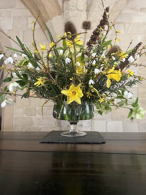 A vase of flowers on a table

AI-generated content may be incorrect.